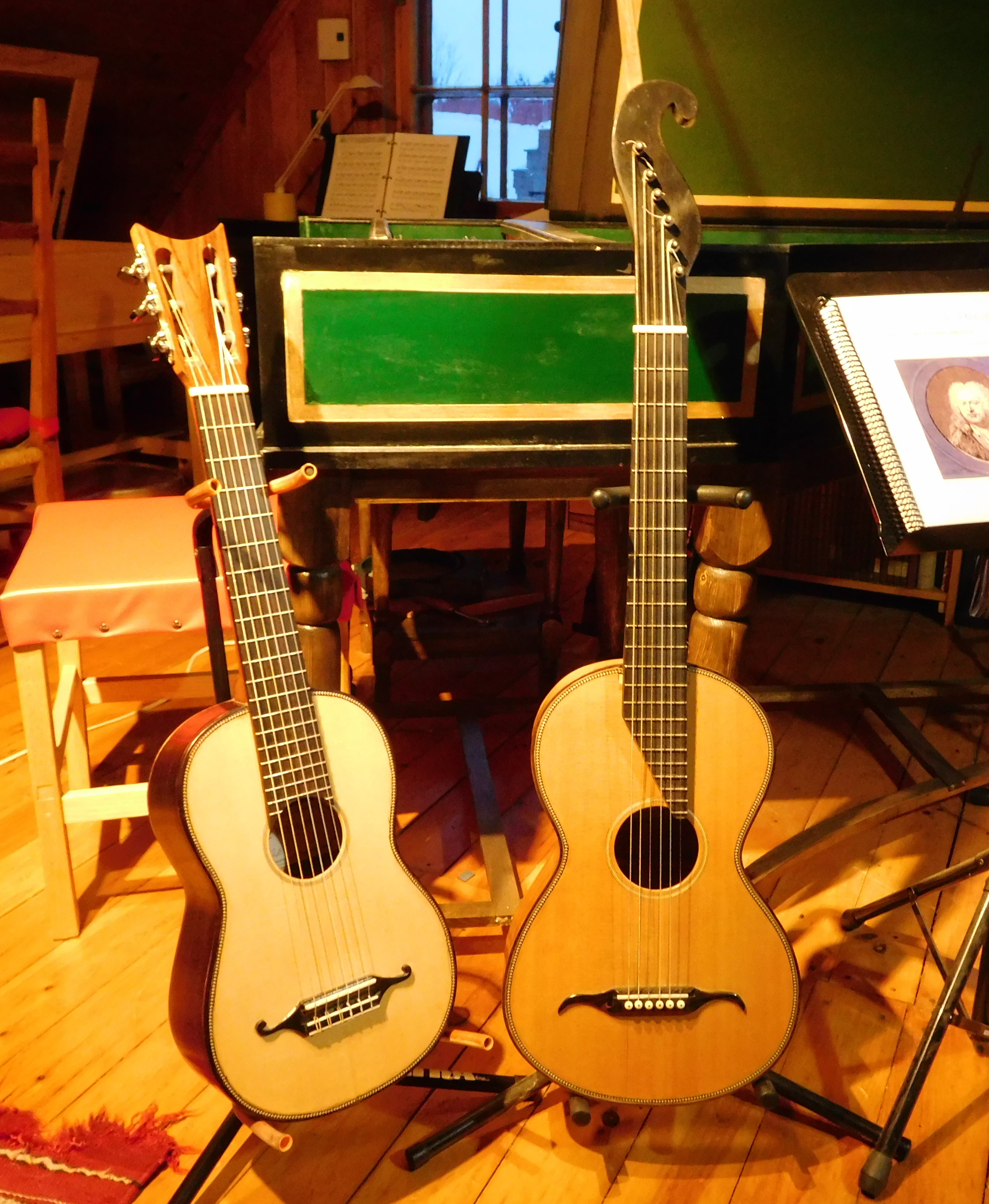 The two sisters, a Terz-guitar and a romantic guitar